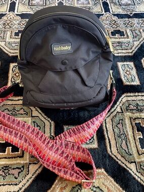 Tushbaby Black and Gold with Carrying Strap